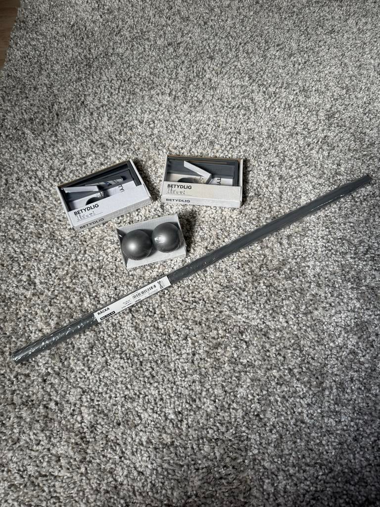 IKEA RACKA Gordijnroede met BETYDLIG Muurbeugels, Ophalen, Nieuw, Grijs
