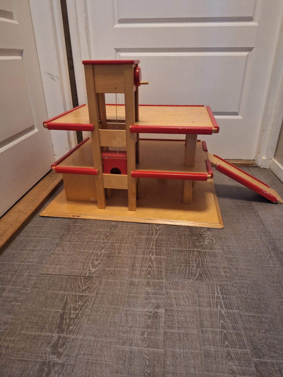 Stevige houten garage met lift en oprit, Kinderen en Baby's, Ophalen of Verzenden, Gebruikt, Overige typen