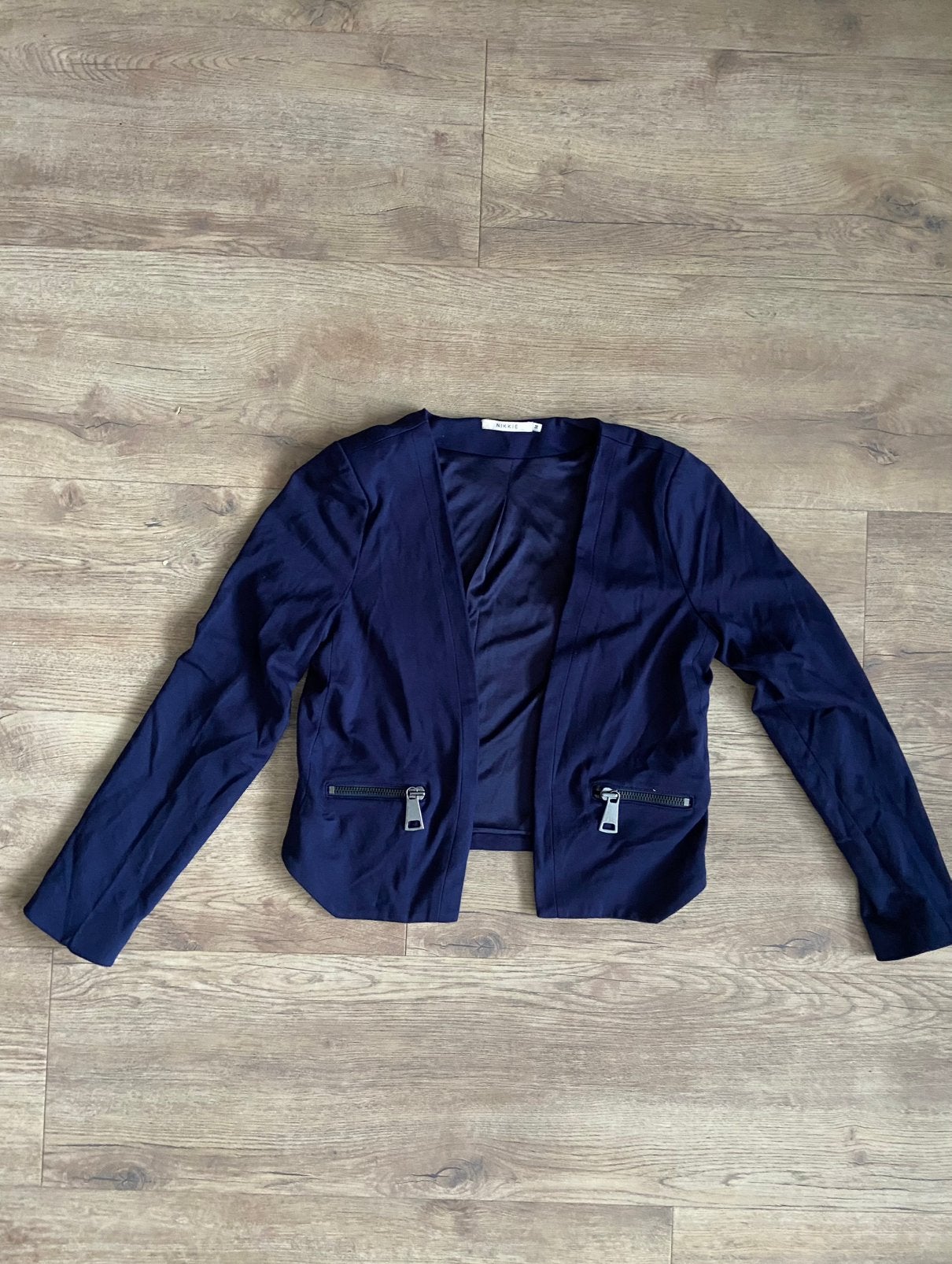 NIKKIE donkerblauwe statement blazer met ritsen maat M / 38, Kleding | Dames, Maat 38/40 (M), Blauw, Ophalen of Verzenden, Zo goed als nieuw