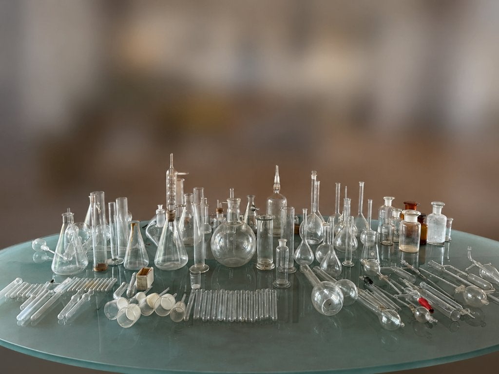 Apotheek- lab grotendeels (hand)geblazen glaswerk, Ophalen