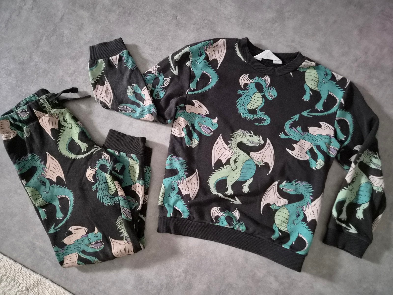 Stoer H&M joggingpak met drakenprint - Maat 122/128, H&M, Ophalen of Verzenden, Zo goed als nieuw, Setje
