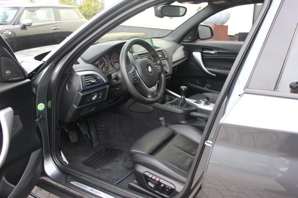 BMW 1-serie M135i High Executive M Sport | NAP | Leer |, Achterwielaandrijving, Gebruikt, 320 pk, Handgeschakeld