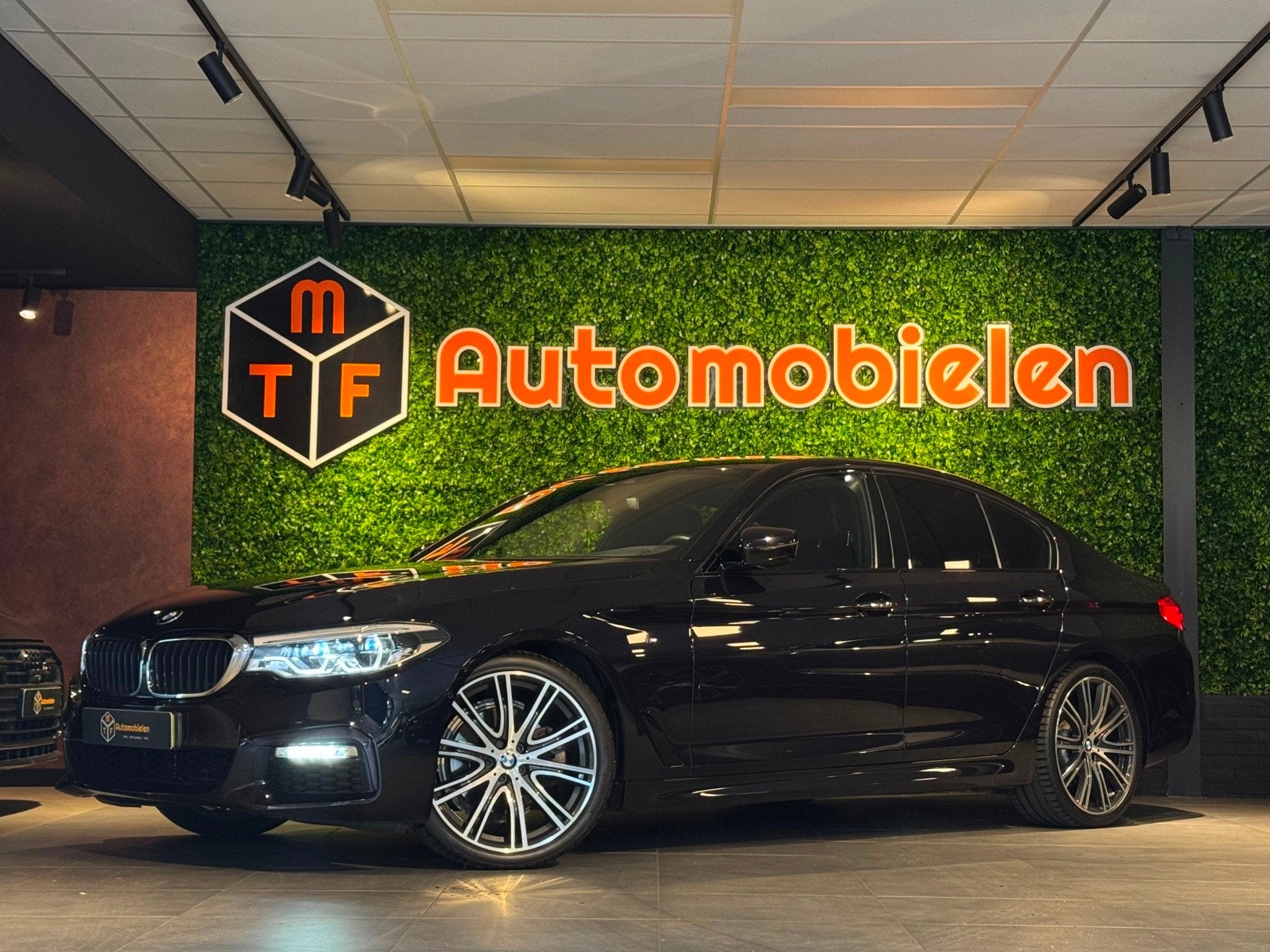 BMW 5-serie 520i High Executive M SPORT |INDIVIDUAL|MEMORY|H, Automaat, 1998 cc, Achterwielaandrijving, 4 cilinders