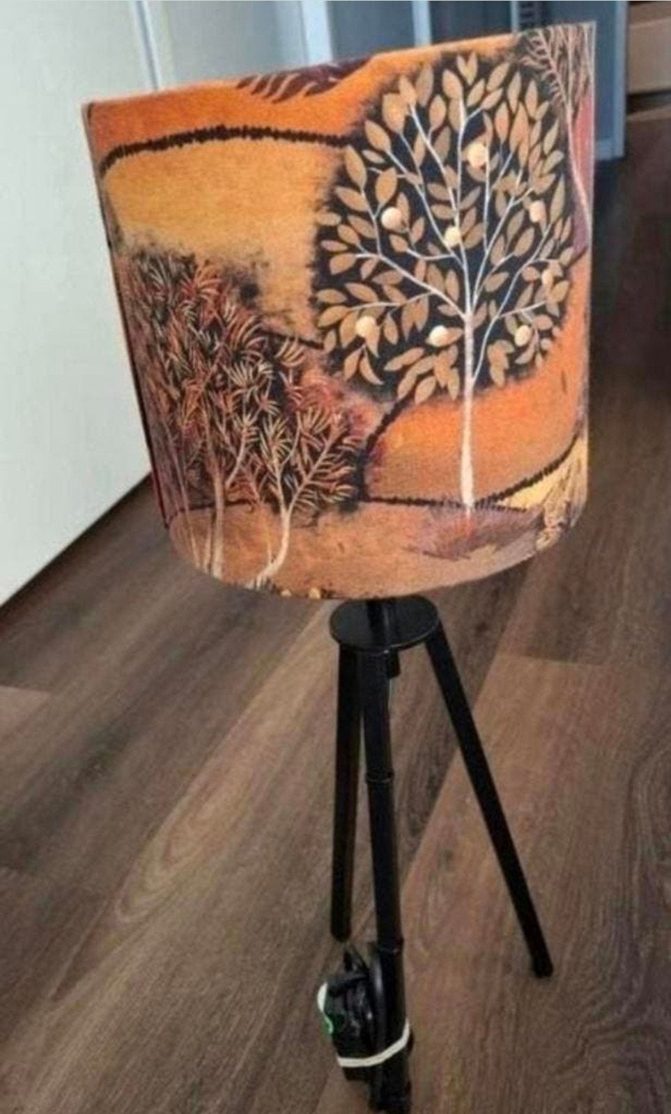 Handgemaakte lampenkap met artistiek boomdesign, Huis en Inrichting, Lampen | Lampenkappen, Ophalen of Verzenden