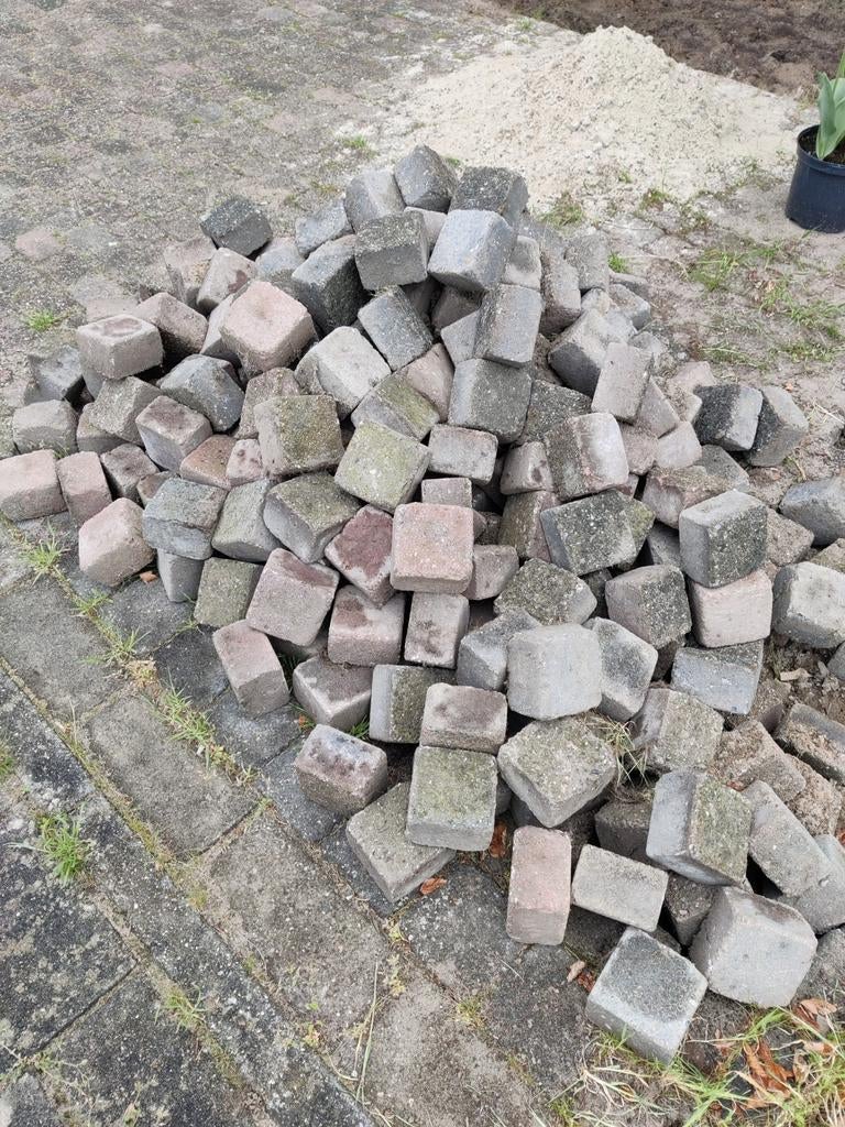Blauwe en rode betonklinkers, Tuin en Terras, Tegels en Klinkers, Ophalen, Gebruikt, Klinkers, Minder dan 5 m²