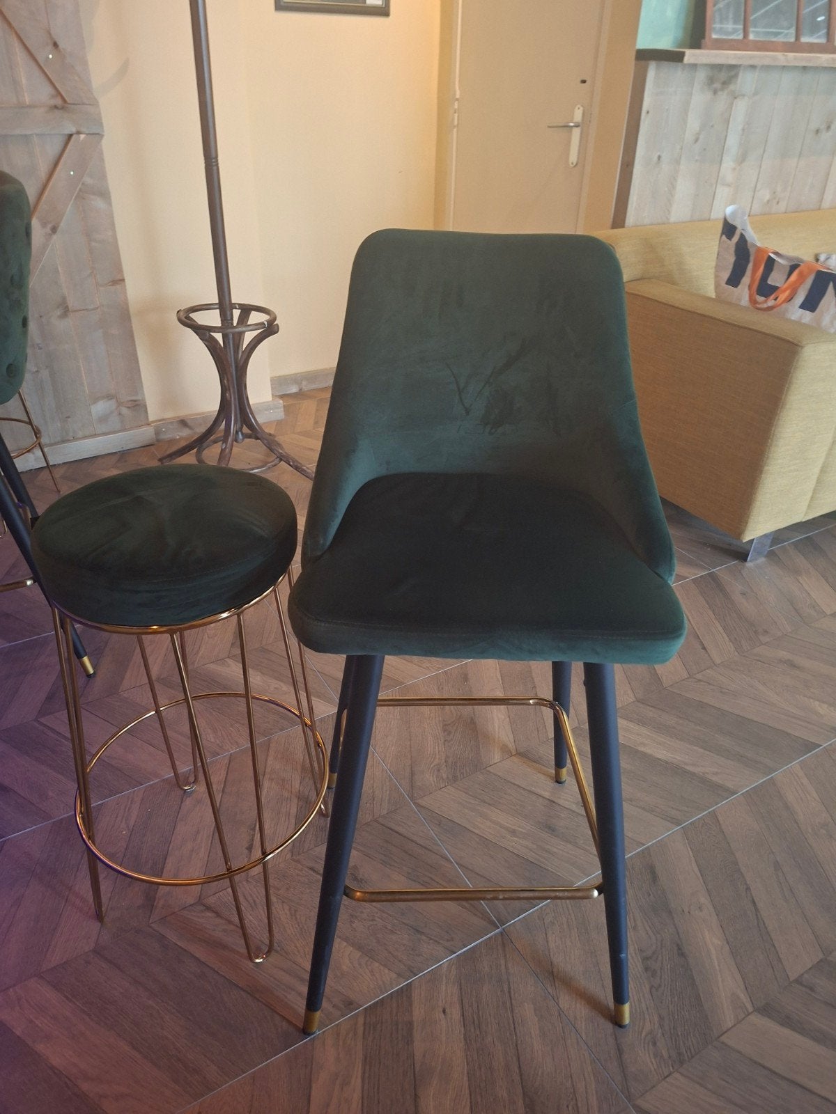Set van 4 fluwelen barkrukken - Groen met goudkleurige accen, Ophalen, Met voetsteun, 60 tot 90 cm, Zo goed als nieuw