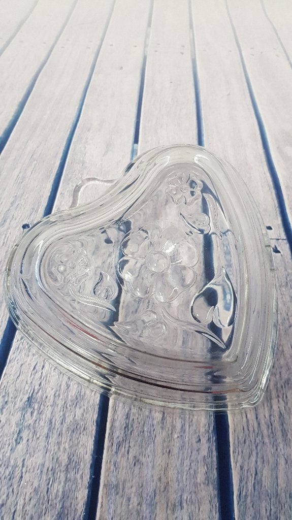 Vintage puddingvorm van glas, hart formaat, met bloemen. 7A3, Tweedehands verkoop, Tweedehands verkoop, Gebruikt, Ophalen of Verzenden