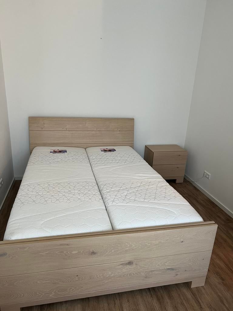 2 persoons ledikant bed 140x200 cm elektrisch, Ophalen, Zo goed als nieuw, Twijfelaar