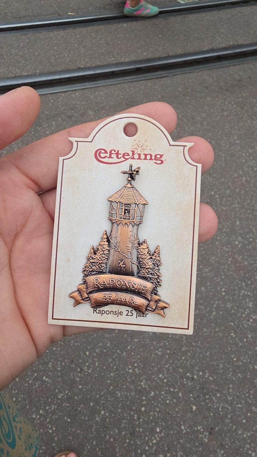 Pin 25 jaar raponsje efteling, Verzamelen, Efteling, Ophalen of Verzenden, Nieuw, Button of Speldje