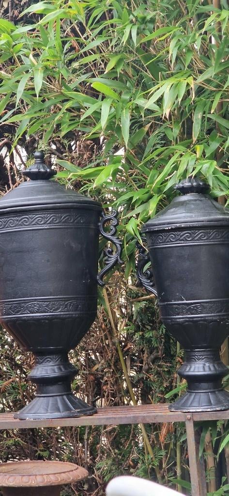 2 statige metalen tuinvazen(type amfora) + deksel (brocante), Ophalen of Verzenden, Gebruikt