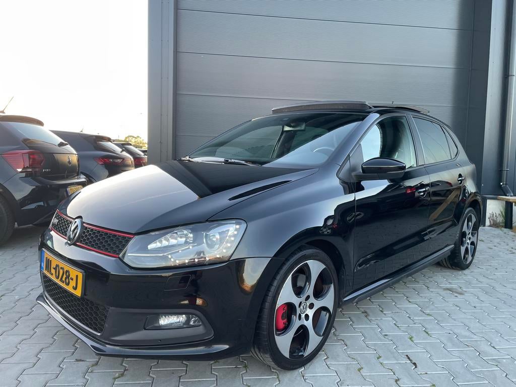 Volkswagen Polo 1.4 GTI DSG Airco|Cruise|Navi|Pano-dak|PDC, Stof, 1169 kg, Zwart, 4 cilinders