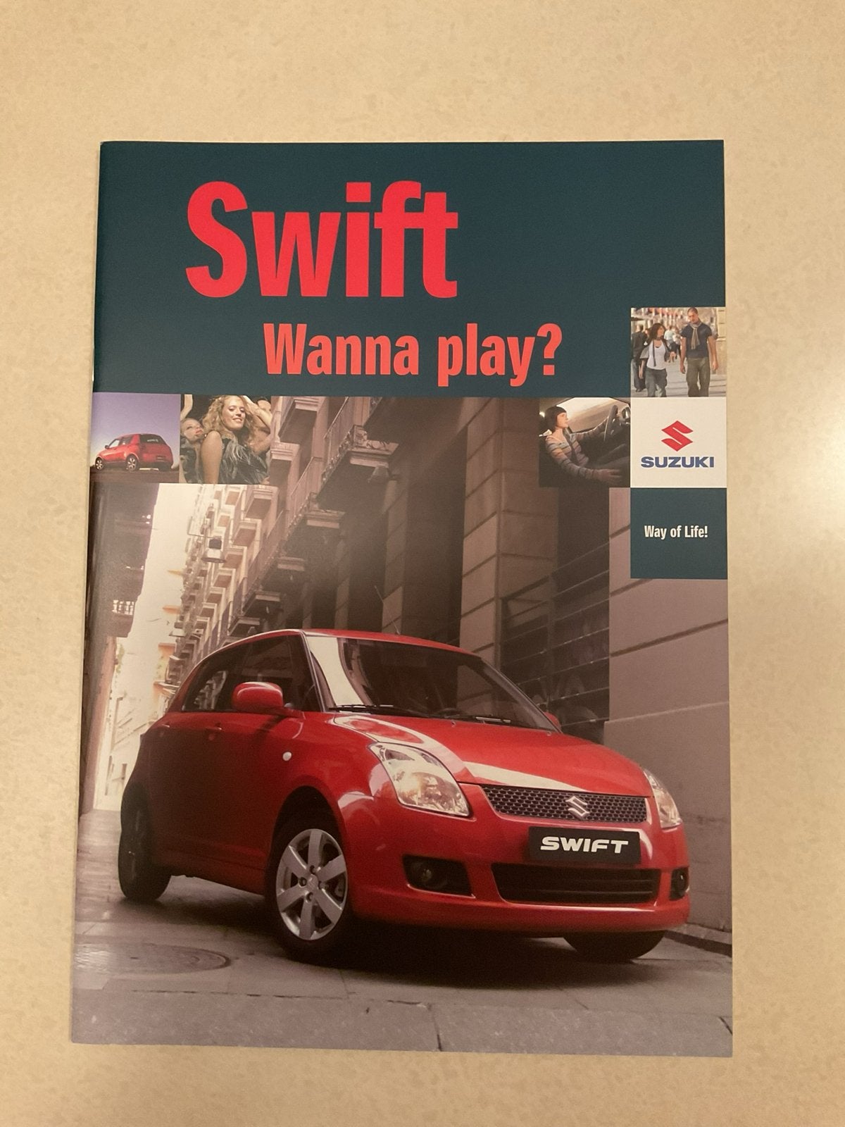 Suzuki Swift brochure in nieuwstaat - "Wanna play?", Ophalen of Verzenden, Nieuw