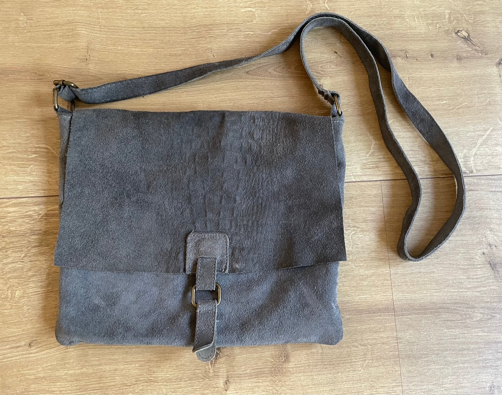 Grijs suède tas leer tasje schoudertas, Sieraden, Tassen en Uiterlijk, Tassen | Schoudertassen, Ophalen of Verzenden, Zo goed als nieuw