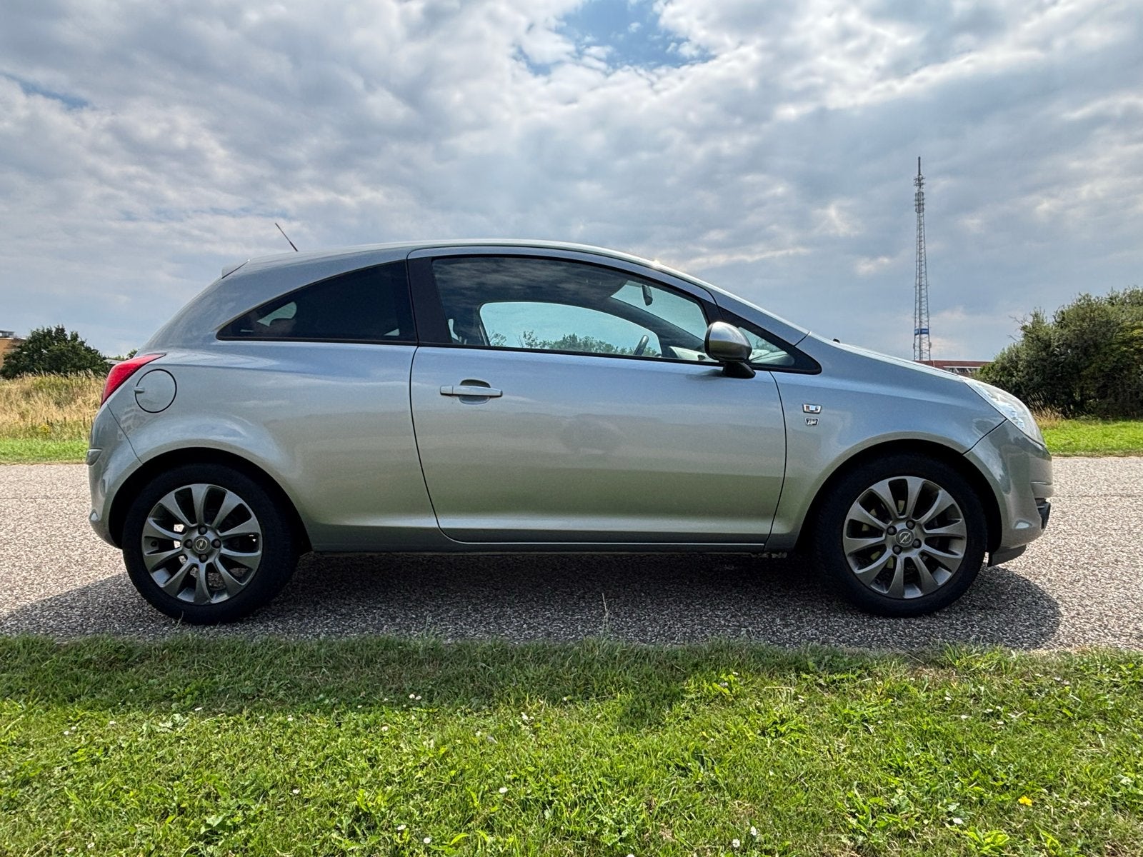 Opel Corsa 1.2 16V 3D 2010 Grijs - 111 Edition, Voorwielaandrijving, 40 €/maand, Zwart, 1229 cc