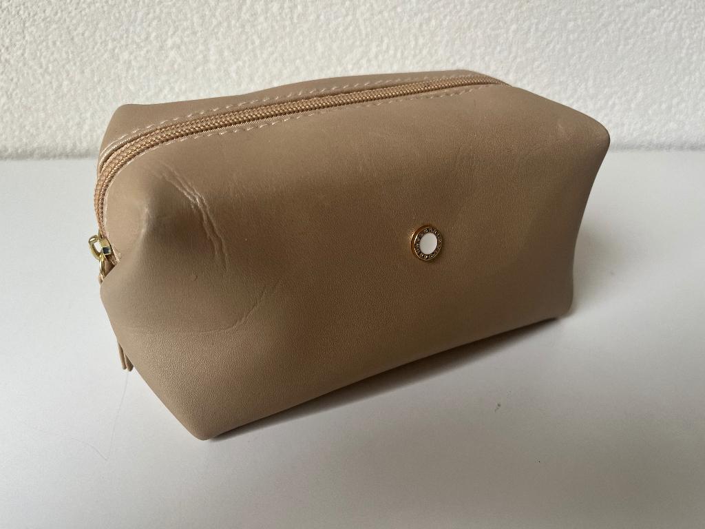 Bulgari toilettasje (beige/goudkleurig), Sieraden, Tassen en Uiterlijk, Toilettassen, Ophalen of Verzenden, Gebruikt, Beige, Dame