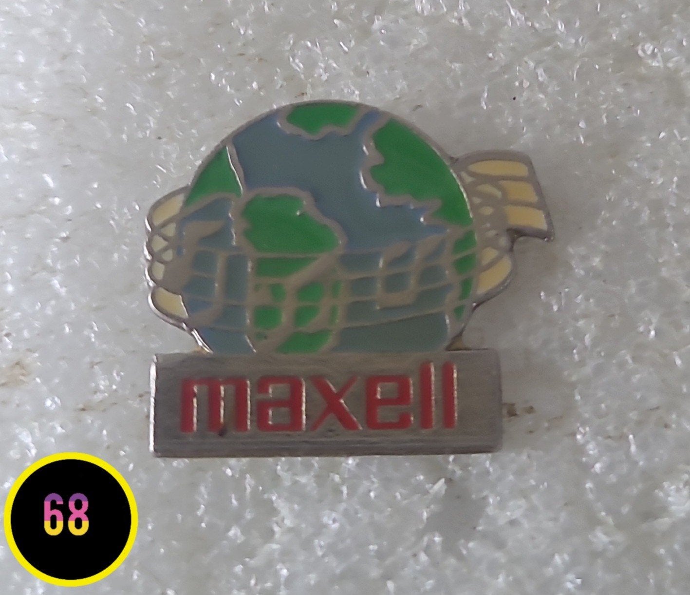 Vintage Maxell Pin - Wereldbol Design, Verzamelen, Speldjes, Pins en Buttons, Verzenden, Gebruikt, Merk, Speldje of Pin