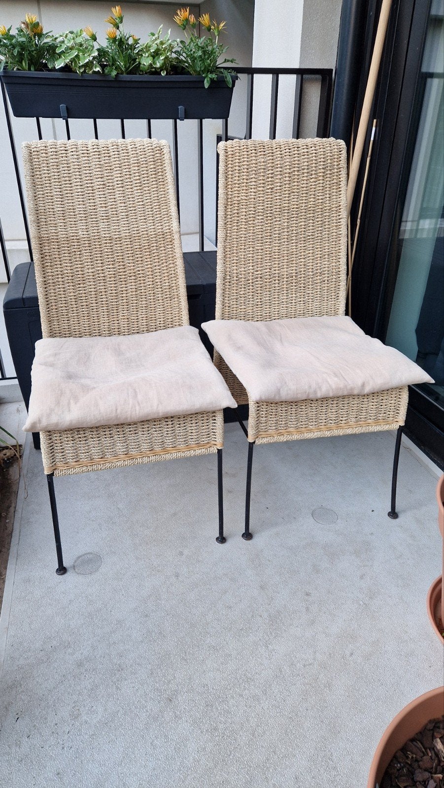 Twee zwarte metalen rotan stoelen met kussens, Huis en Inrichting, Stoelen, Ophalen, Gebruikt, Twee, Zwart