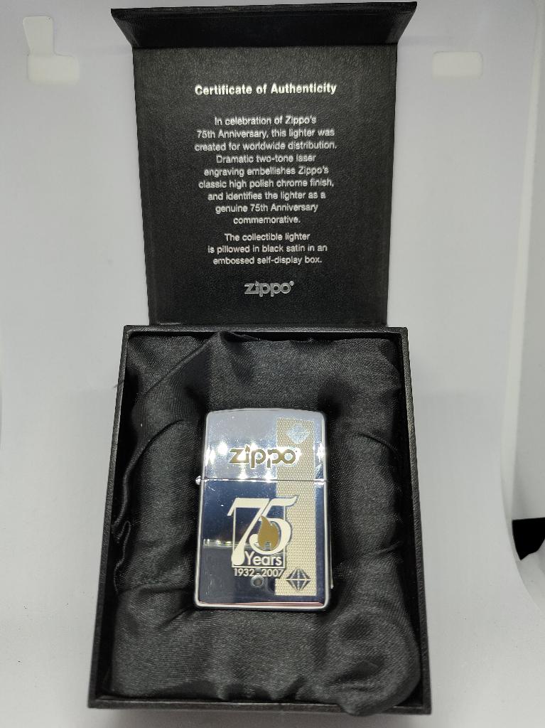 Zippo 75 Years Commemorative Edition - Ongevuurd!, Verzamelen, Ophalen of Verzenden, Zo goed als nieuw, Aansteker