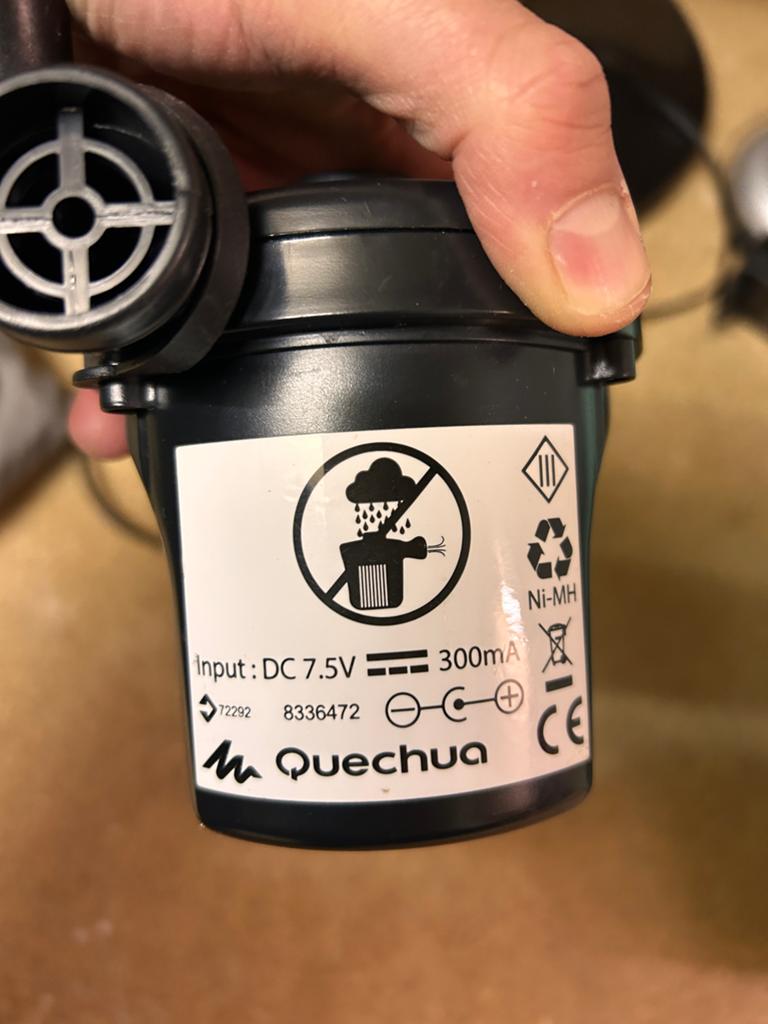Decathlon Luchtbedpomp 220V/12V - Werkt perfect!, Ophalen, Gebruikt, Elektrisch