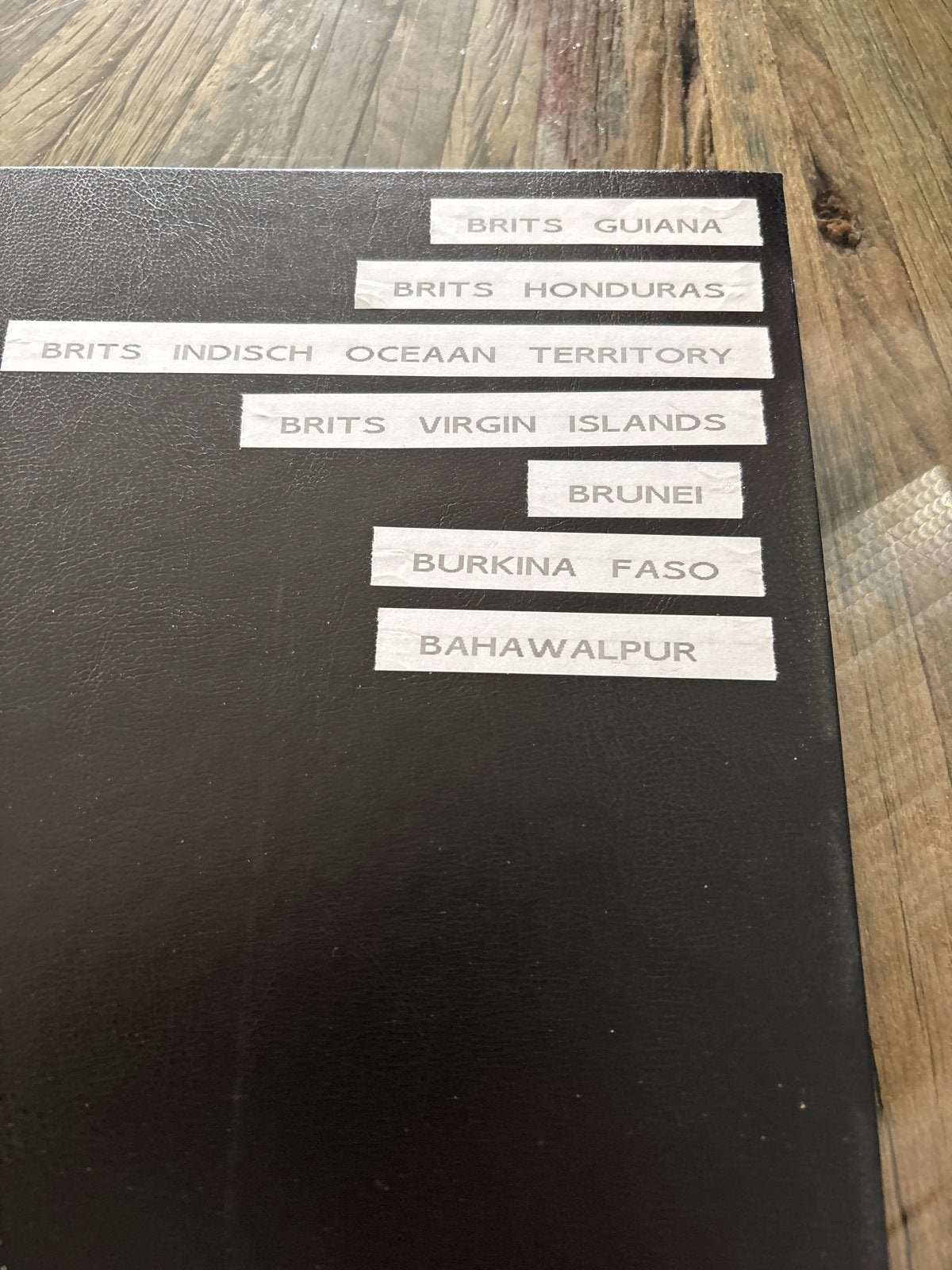 Postzegelalbum met postzegels uit diverse landen, Postzegels en Munten, Verzenden, Nederland en Buitenland