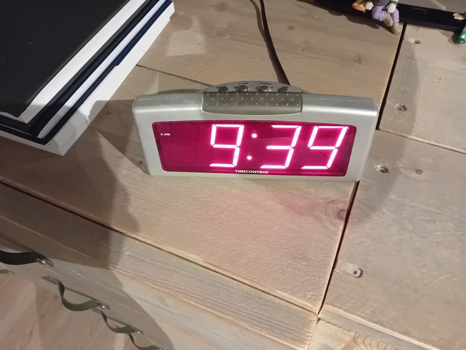 Digitale wekker met rood display, Ophalen of Verzenden, Gebruikt, Digitaal