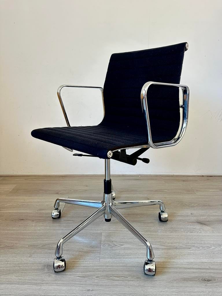 Vitra EA 117 design bureaustoel, Huis en Inrichting, Bureaustoelen, Ophalen, Zo goed als nieuw, Zwart