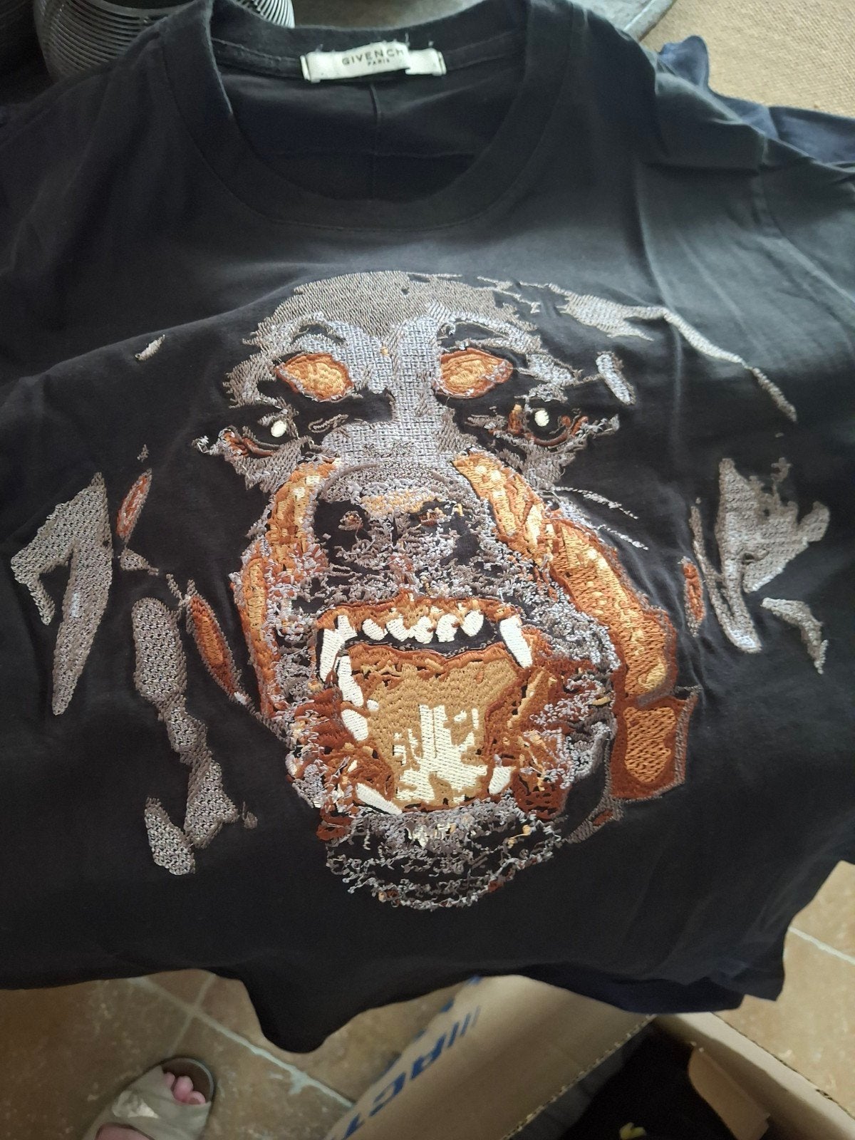 Zwart shirt met hond merk Givenchy maat M zo goed als nieuw., Ophalen of Verzenden, Zo goed als nieuw, Maat 48/50 (M), Zwart