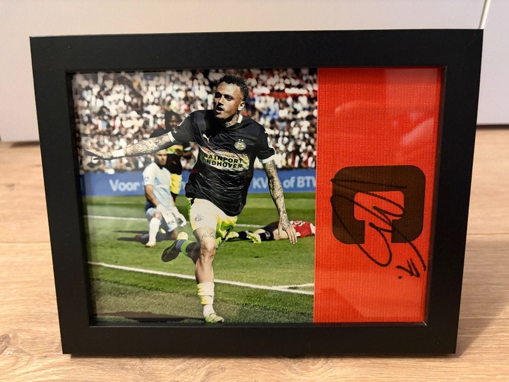 Gesigneerde ingelijste aanvoerdersband Noa Lang (PSV) + COA, Ophalen of Verzenden, Zo goed als nieuw, PSV, Shirt