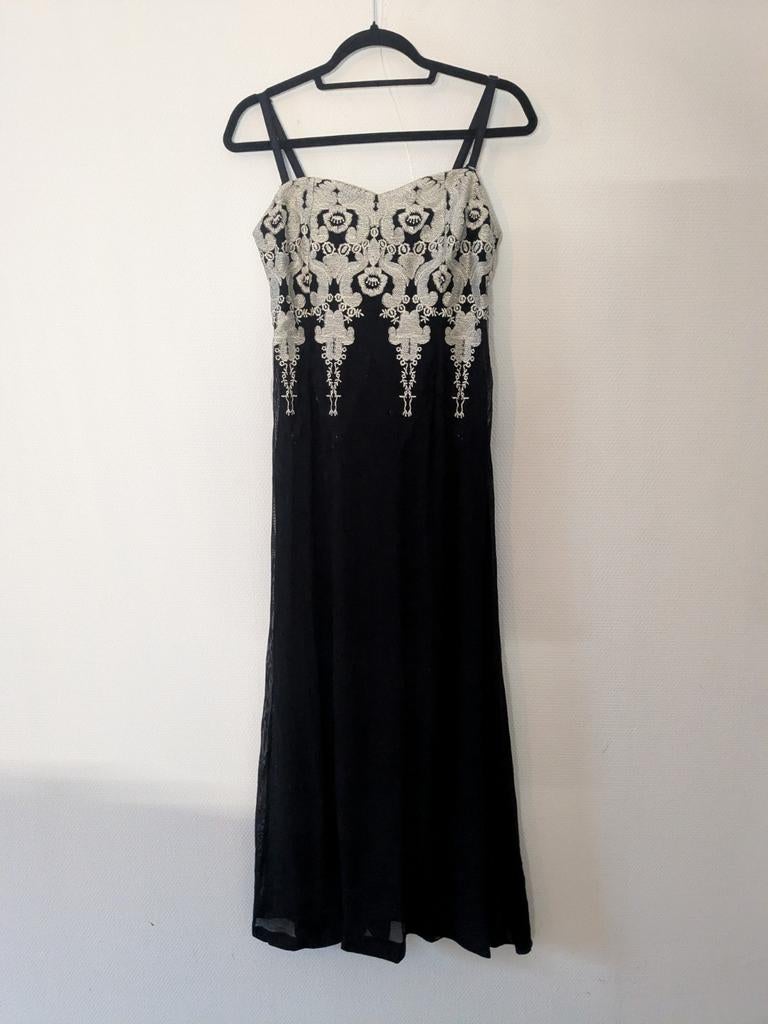 Galajurk met witgouden details, Kleding | Dames, Jurken, Zo goed als nieuw, Maat 38/40 (M), Zwart, Onder de knie, Ophalen of Verzenden