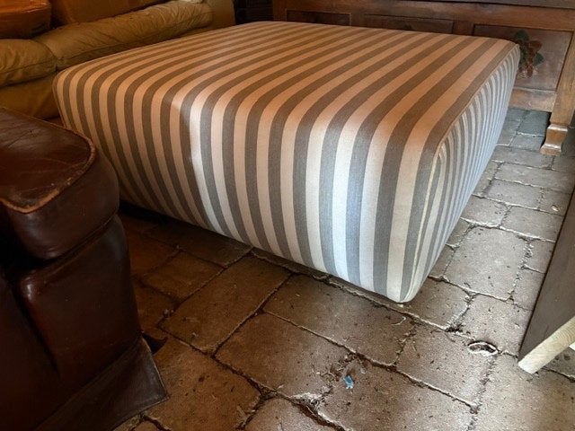 Hocker/poef  +  Tafel (glas), Ophalen, Gebruikt, 75 tot 100 cm, Stof