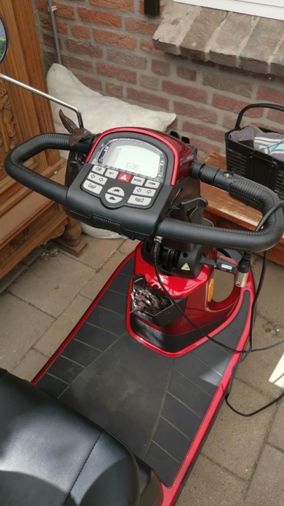 Scootmobiel te koop kleur rood 15km  1275 euro, Ophalen of Verzenden, Gebruikt, 46 km of meer, 16 km/u of meer