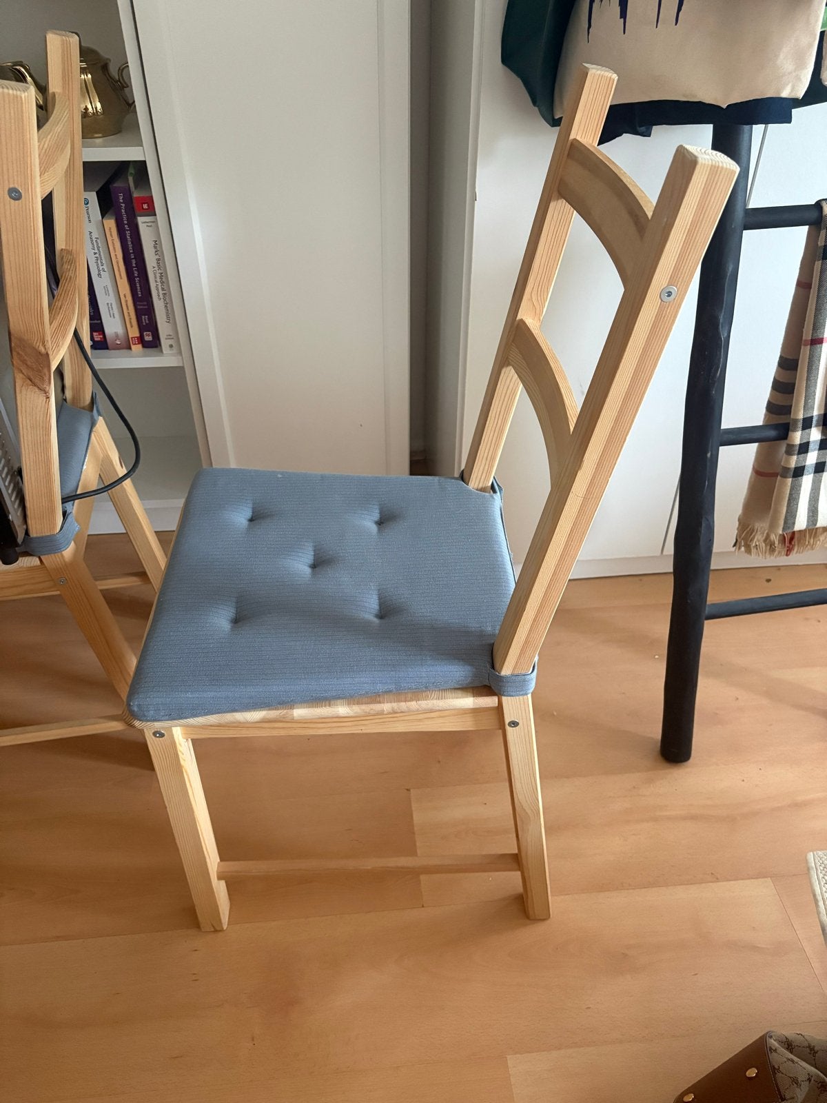 Houten stoelen met grijs kussen (2x), Huis en Inrichting, Stoelen, Ophalen, Gebruikt, Twee, Overige kleuren