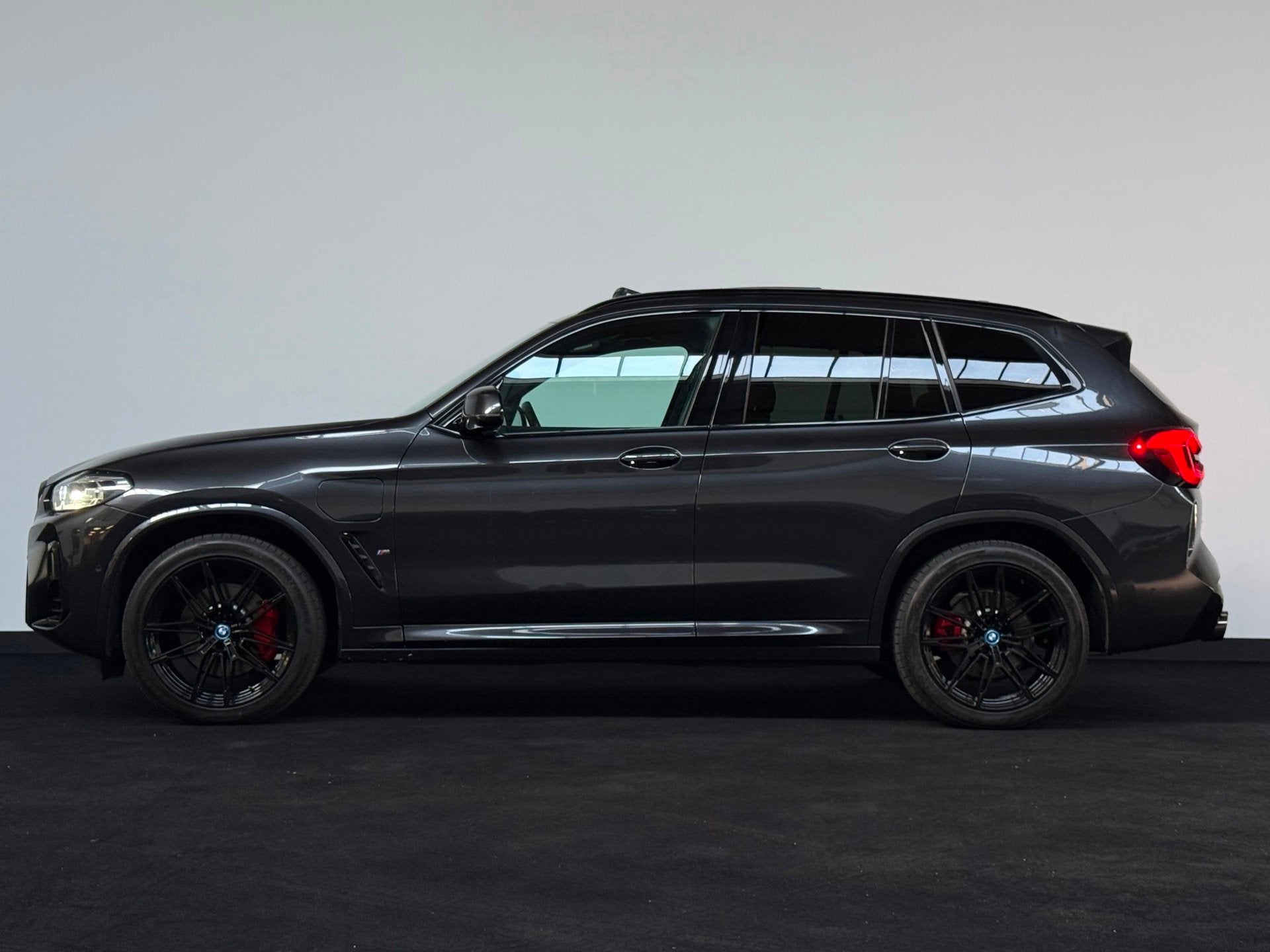 BMW X3 XDrive30e M-Sport X3M Pano Leder Keyless 292PK, Gebruikt, Zwart, Met garantie (alle), Bedrijf