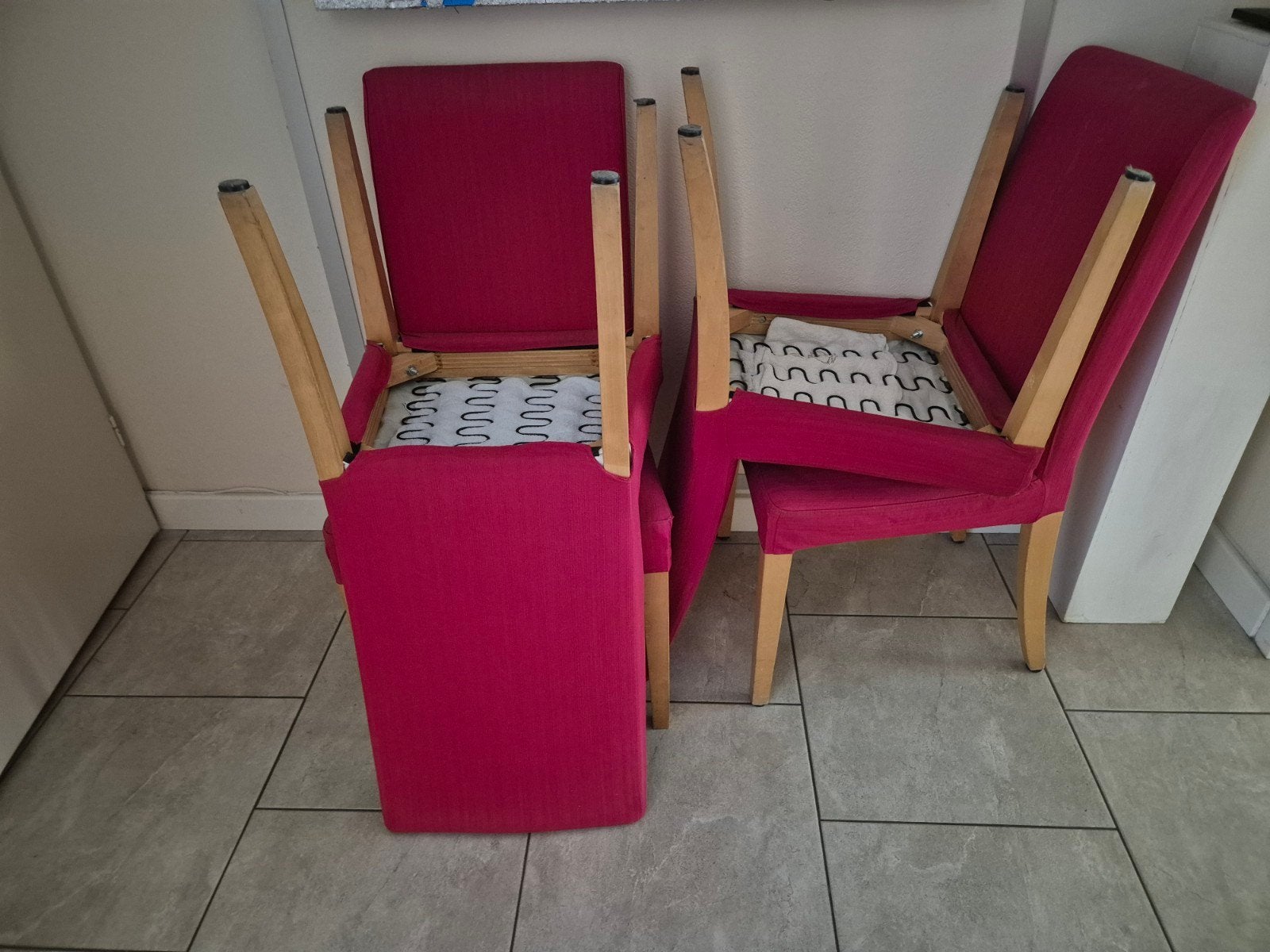 Set van 4 rode stoelen met houten poten, Huis en Inrichting, Stoelen, Gebruikt, Twee, Hout, Stof, Rood, Ophalen of Verzenden