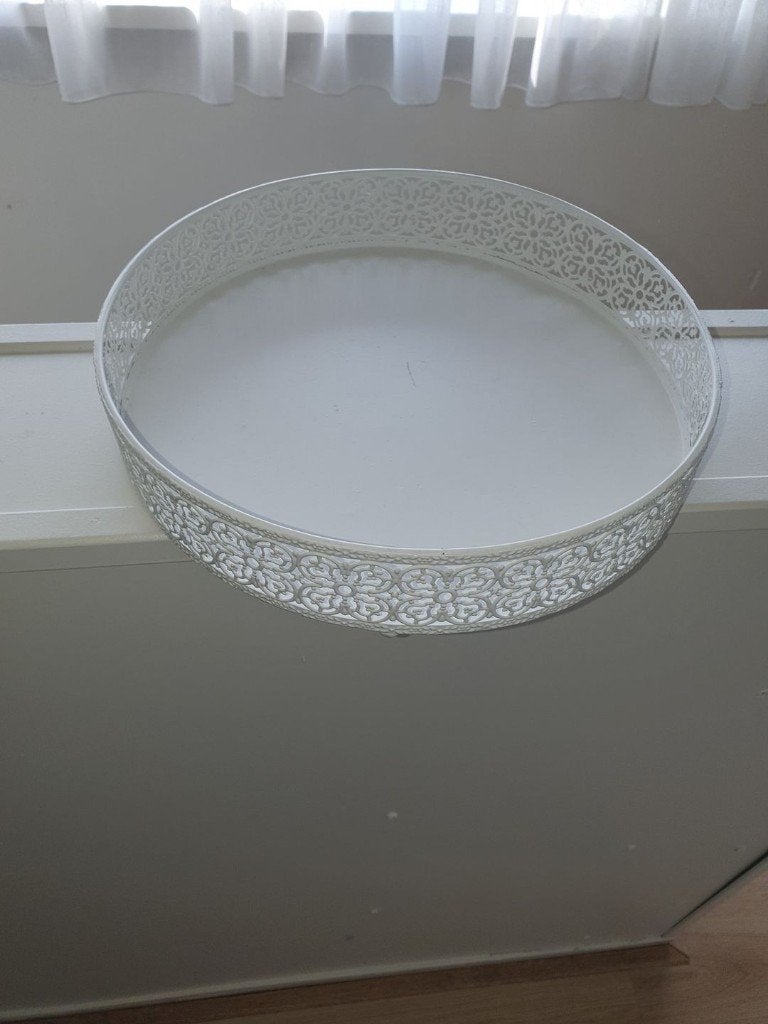 Decoratief wit metalen dienblad met opengewerkt patroon, Gebruikt, Rond, Ophalen of Verzenden, Metaal