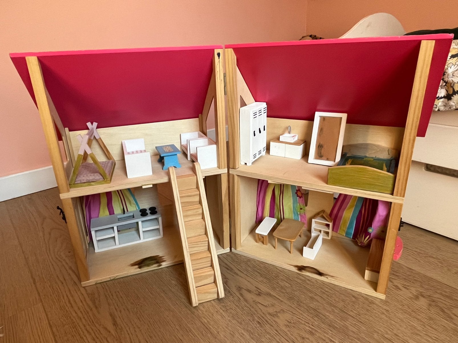 Houten poppenhuis met meubeltjes, Kinderen en Baby's, Speelgoed | Poppenhuizen, Ophalen, Gebruikt, Poppenhuis