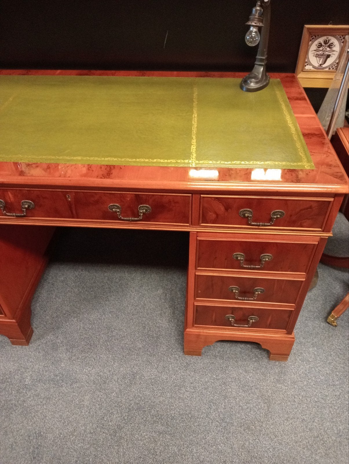 Taxus houten Bureau met Groen Leren Blad in Nieuwstaat, Ophalen of Verzenden