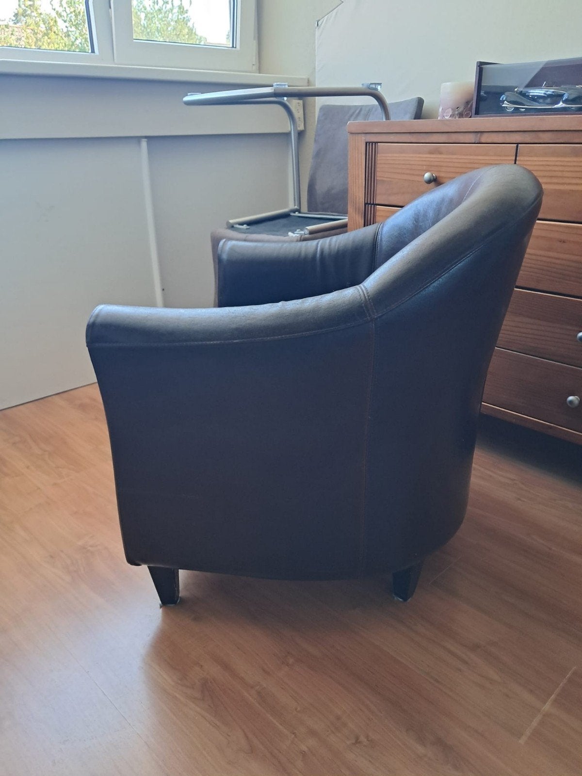 2 lederen kuipstoelen, Ophalen, Gebruikt, 50 tot 75 cm, Leer