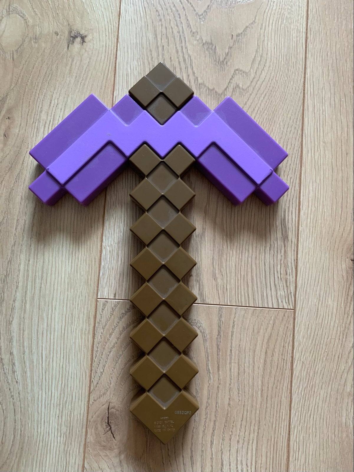 Minecraft pickaxe - decoratie of speelgoed, Ophalen of Verzenden, Zo goed als nieuw, Jongen of Meisje