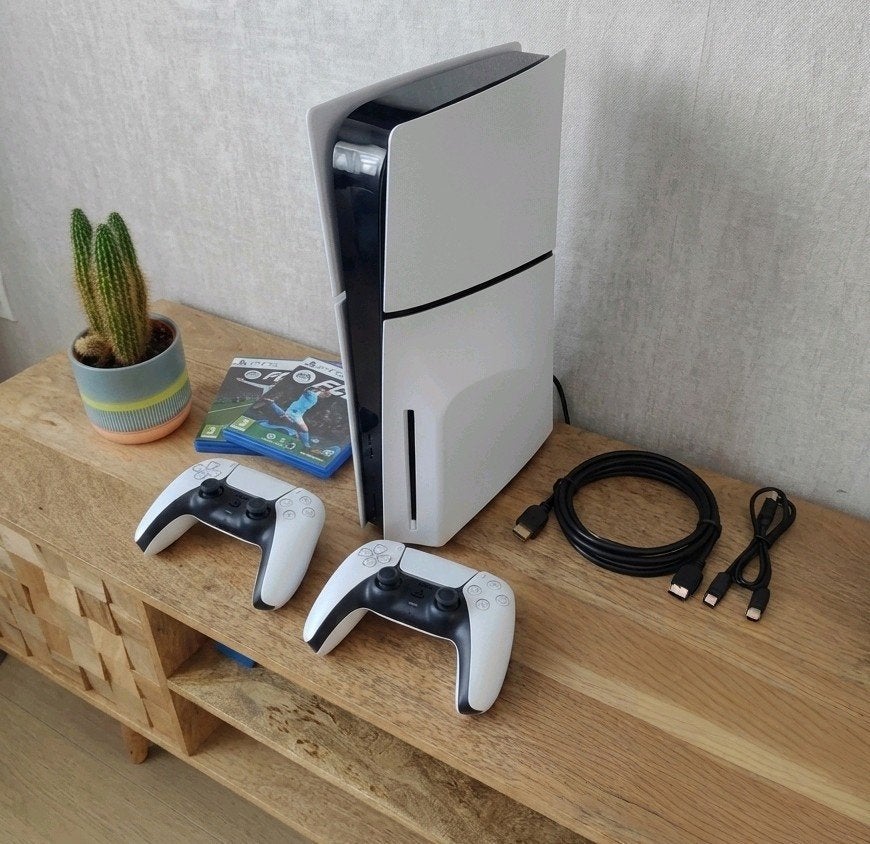 PS5 Slim Disc 1TB met 2 controllers en games