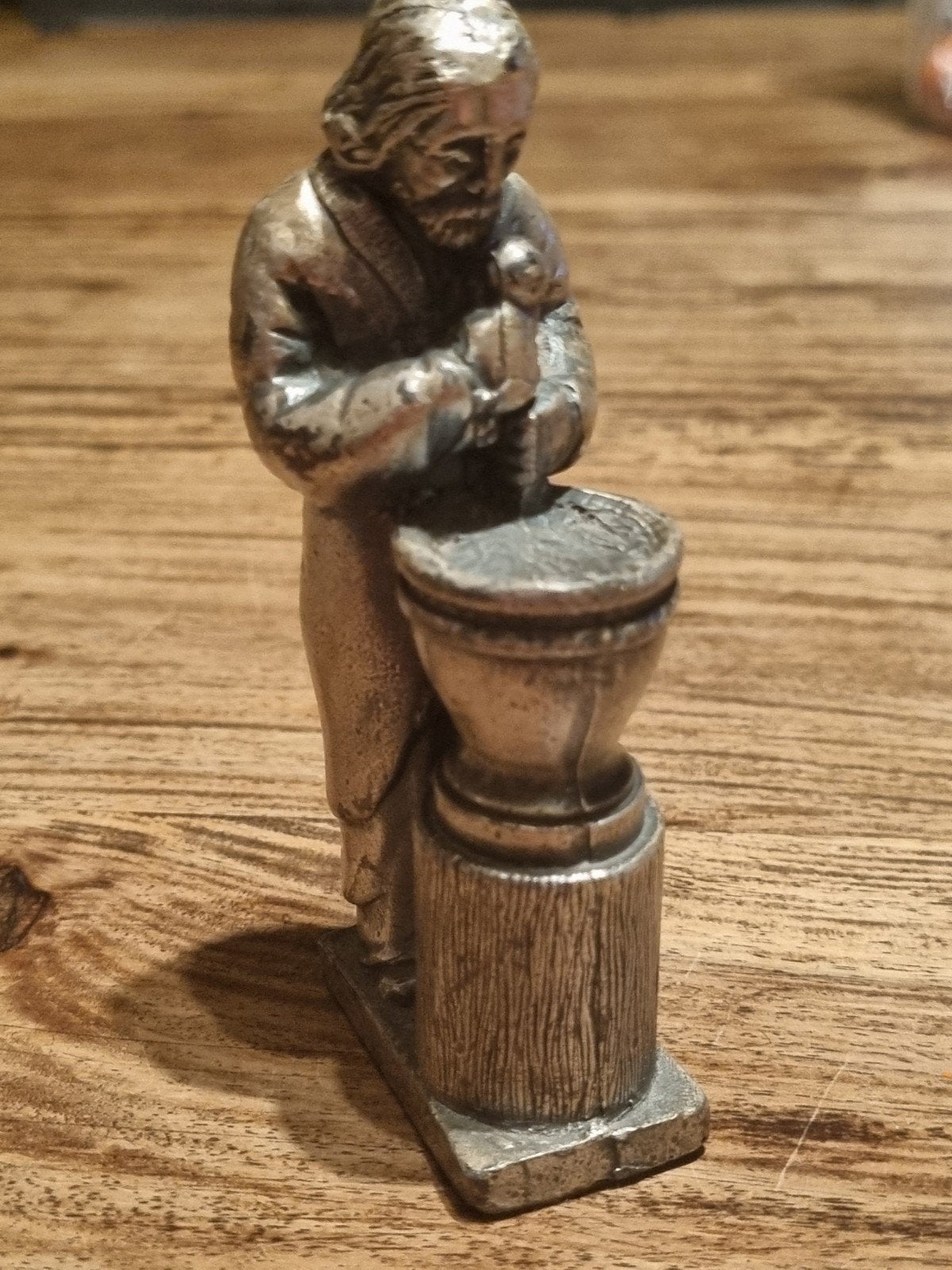 Antiek prachtig tinnen beeldje van een ambachtsman, Minder dan 20 cm, Ophalen of Verzenden, Overige materialen, Beeld