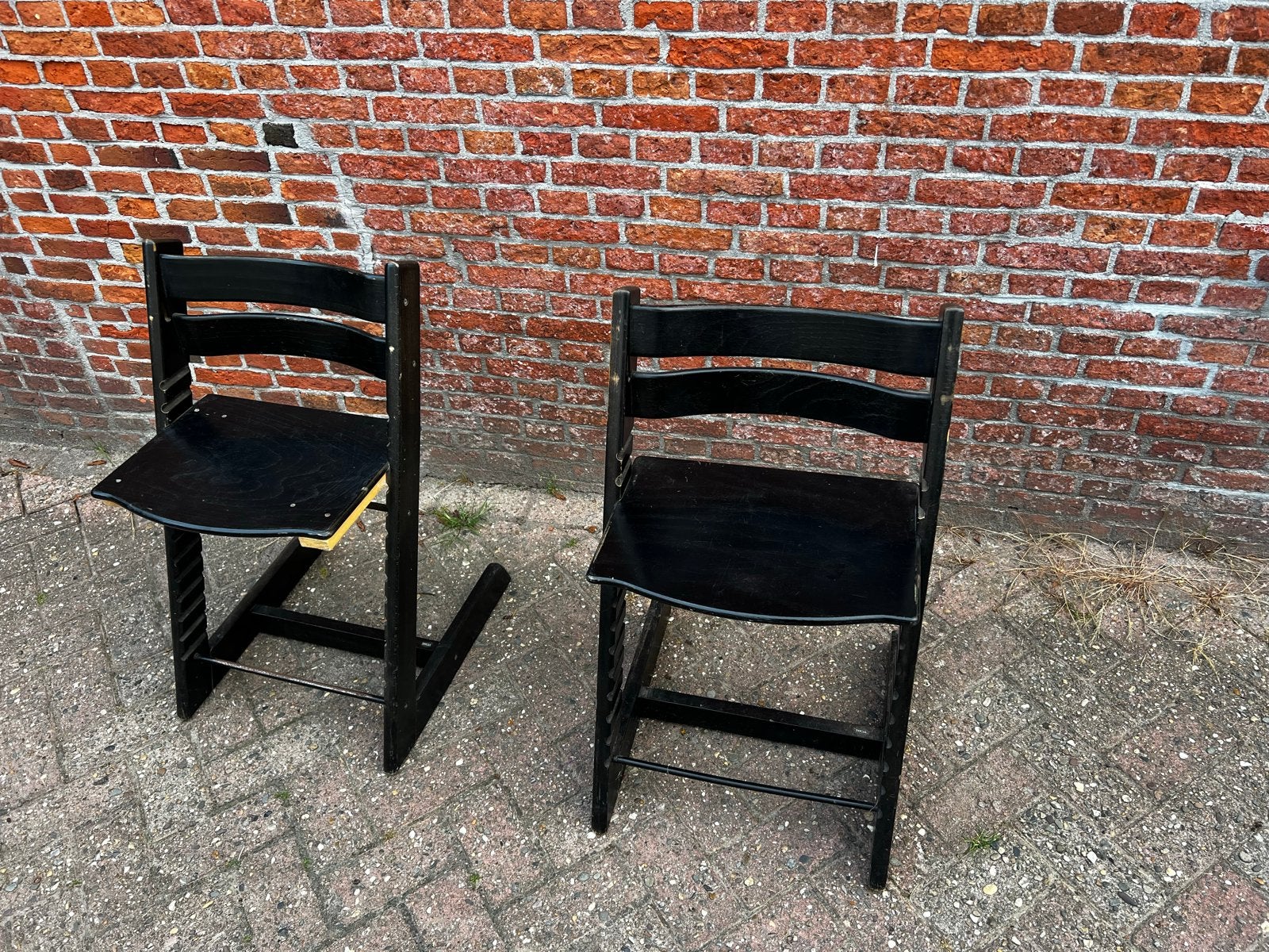 Twee zwarte, verstelbare kinderstoelen tripp trapp stokke, Huis en Inrichting, Ophalen, Gebruikt, Twee, Zwart