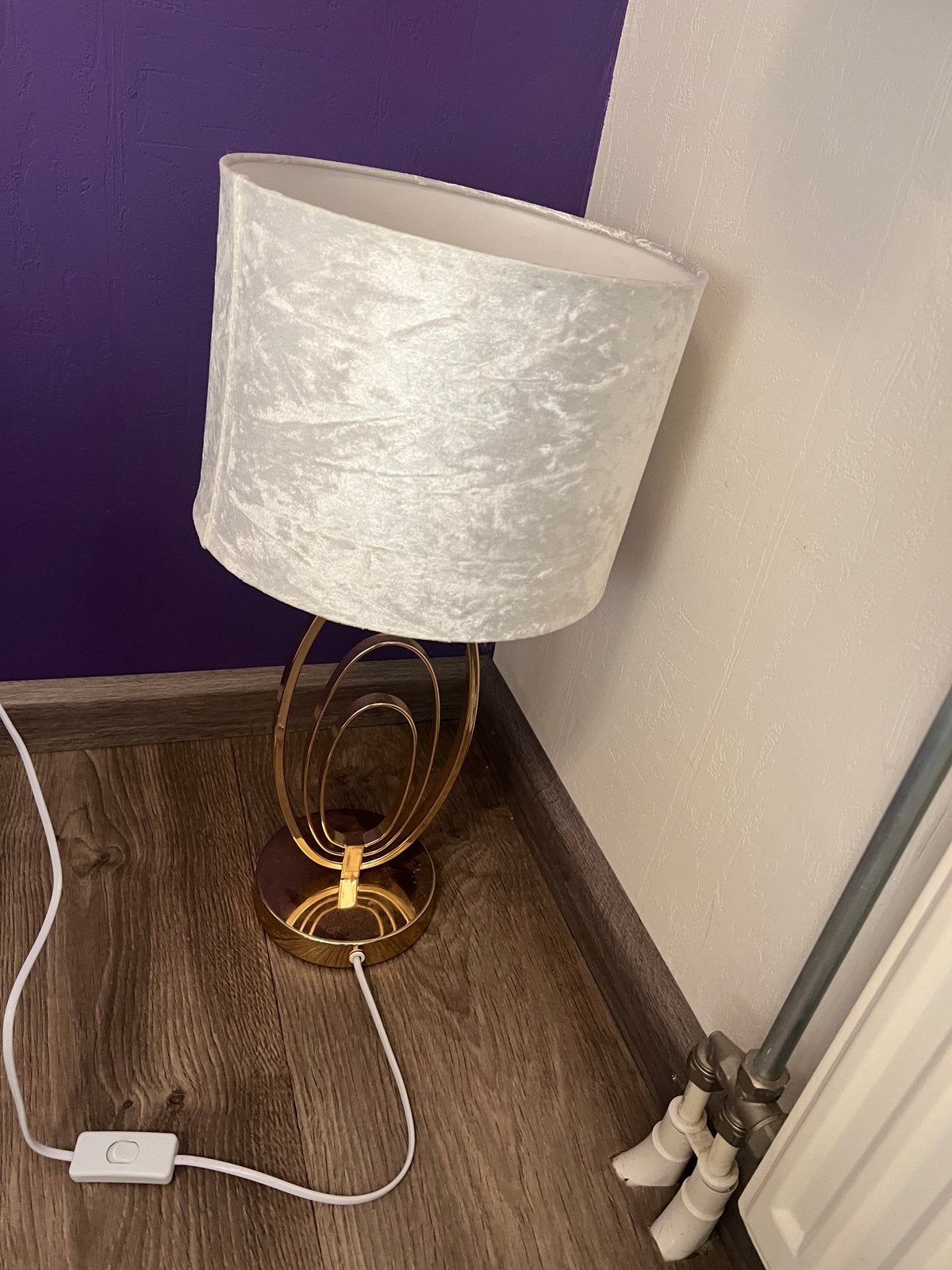 Elegante tafellamp met gouden voet en witte kap / Table Lamp, Ophalen, Wit, Met kap, Metaal