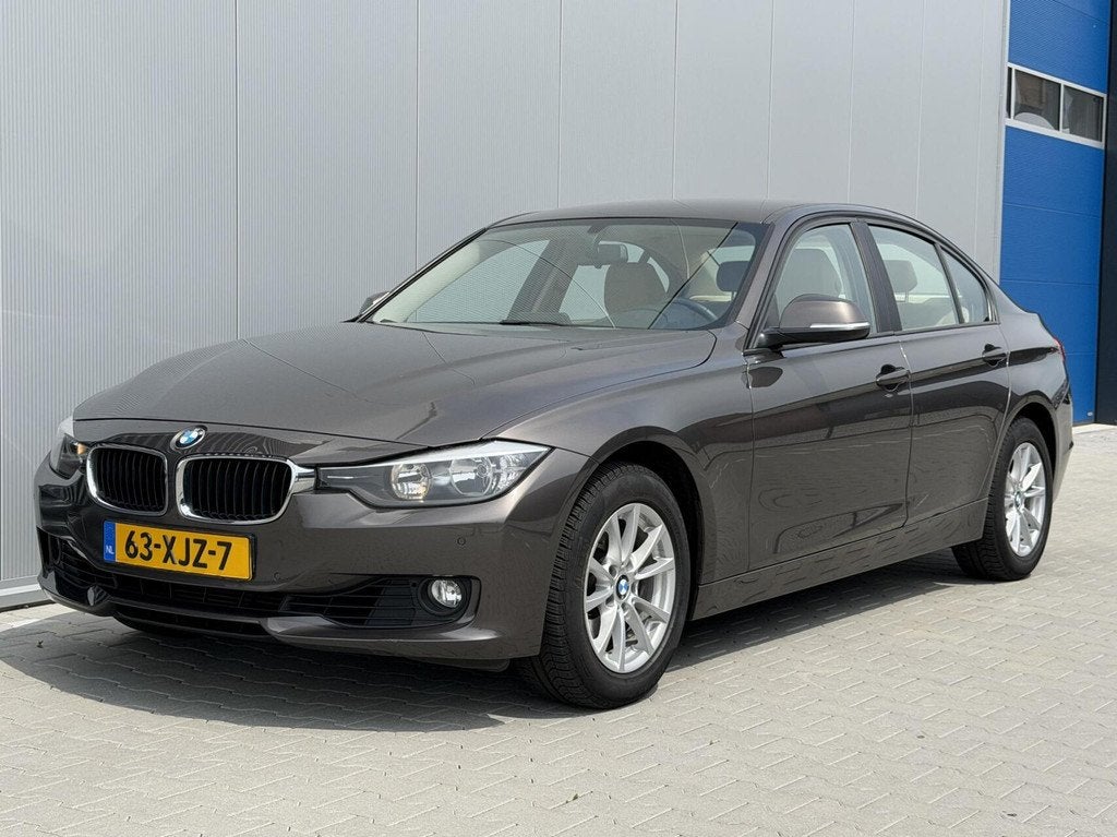 BMW 3-serie 320i Upgrade Edition | Lage KM | Automaat, Automaat, Euro 5, Achterwielaandrijving, 4 cilinders