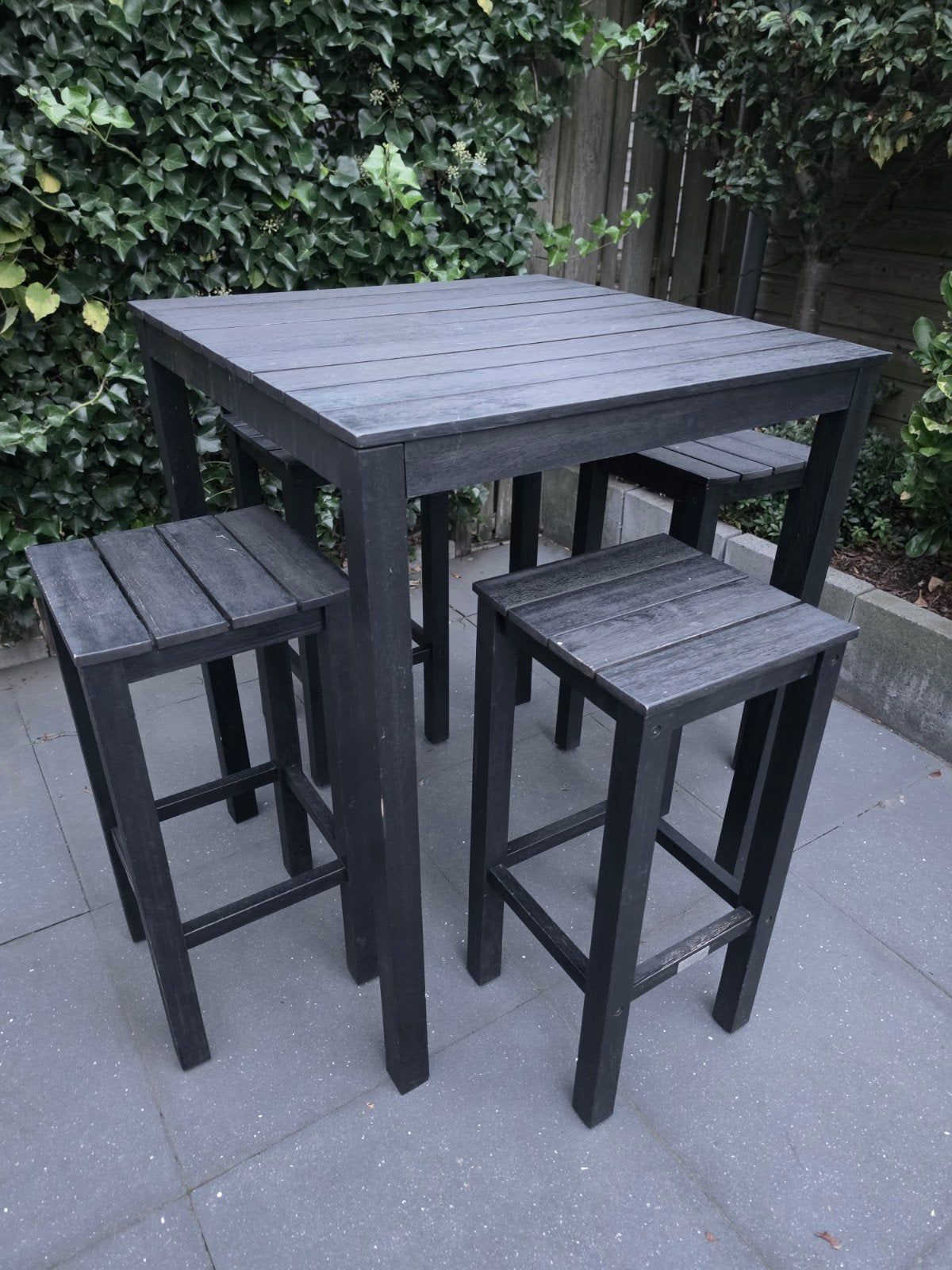 Bartafel hout buiten zwart met 4 krukken