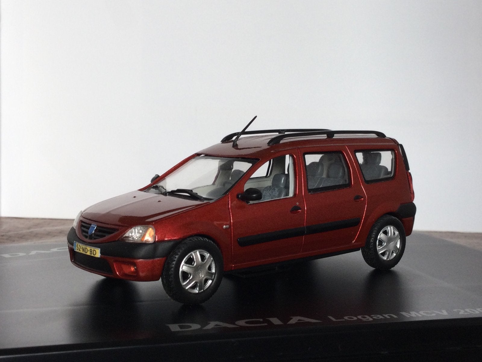 Dacia Logan MCV 2006 Rouge Metallic Eligor 1:43, Ophalen of Verzenden, Nieuw, Auto, Overige merken