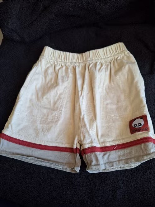 Beige korte broek met rode bies maat 86-92 h, Broekje, Onbekend, Ophalen of Verzenden, Zo goed als nieuw