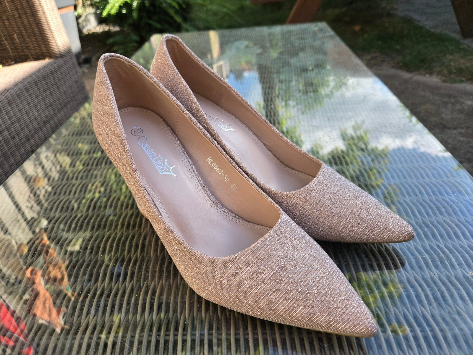 Queen Tina Pumps Maat 40 - Nieuwstaat, Kleding | Dames, Queen Tina, Pumps, Beige, Ophalen of Verzenden