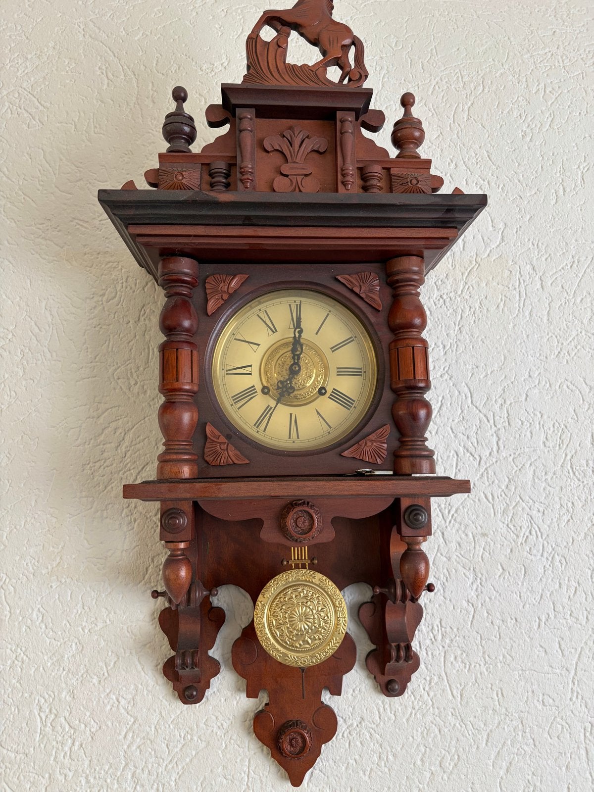 Antieke houten wandklok met slinger, Ophalen