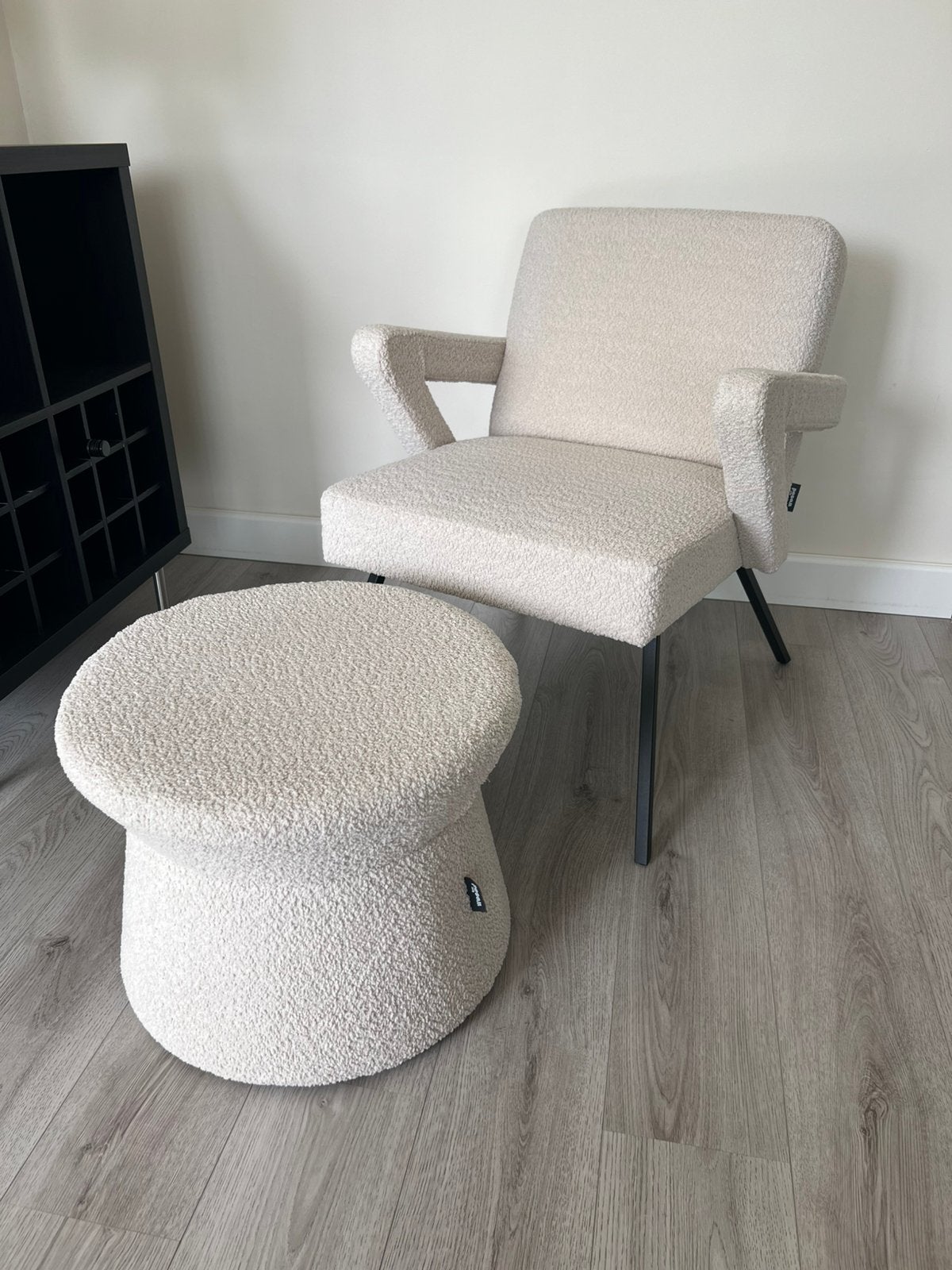 WOOOD Clarck fauteuil met Rowan poef – naturel bouclé, Huis en Inrichting, Stoelen, Ophalen, Zo goed als nieuw, Eén